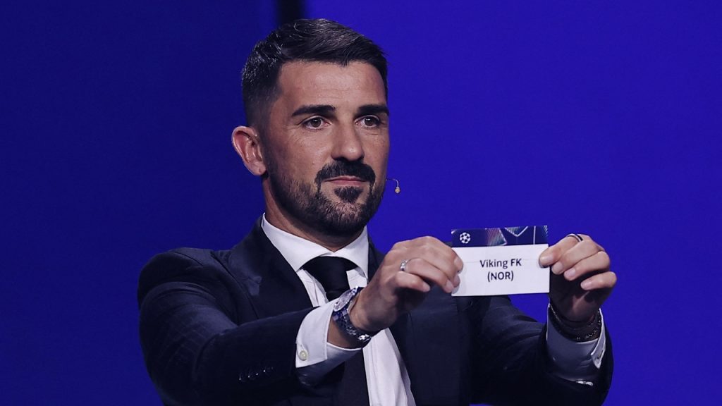 David Villa, invitado del sorteo de la Champions League 2026/27, mostrando la papeleta con el nombre del Viking noruego.