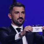 David Villa, invitado del sorteo de la Champions League 2026/27, mostrando la papeleta con el nombre del Viking noruego.