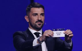 David Villa, invitado del sorteo de la Champions League 2026/27, mostrando la papeleta con el nombre del Viking noruego.