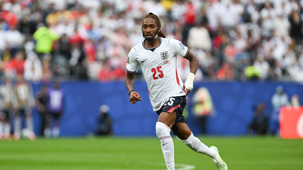 Djed Spence #25 de Inglaterra en acción contra Ghana
