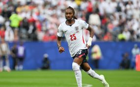 Djed Spence #25 de Inglaterra en acción contra Ghana