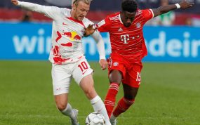 El trofeo de la Supercopa de Alemania antes de la entrega