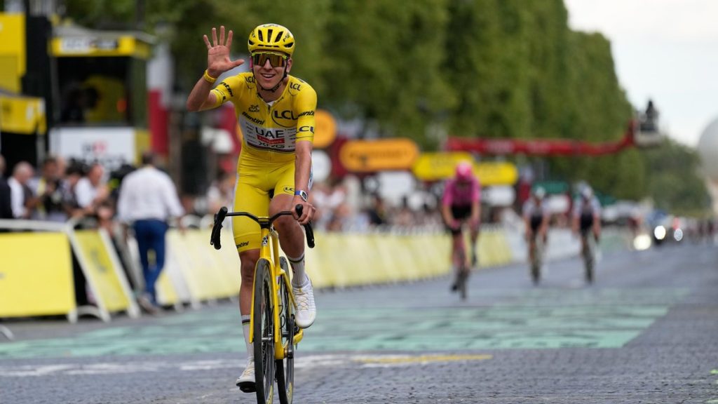 Tadej Pogacar celebra con el maillot amarillo al cruzar la meta de la última etapa del Tour de Francia en París