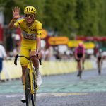 Tadej Pogacar celebra con el maillot amarillo al cruzar la meta de la última etapa del Tour de Francia en París