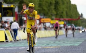 Tadej Pogacar celebra con el maillot amarillo al cruzar la meta de la última etapa del Tour de Francia en París