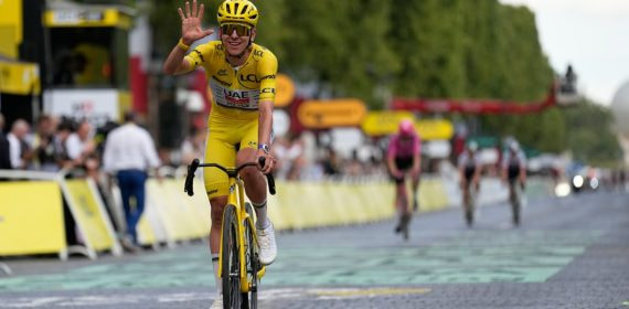 Tadej Pogacar celebra con el maillot amarillo al cruzar la meta de la última etapa del Tour de Francia en París