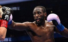 Terence Crawford durante un combate de boxeo por el título indiscutible de peso supermediano celebrado en Las Vegas.