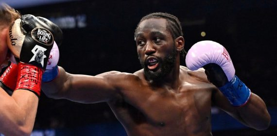 Terence Crawford durante un combate de boxeo por el título indiscutible de peso supermediano celebrado en Las Vegas.