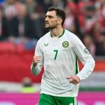 Troy Parrott celebra un gol con Irlanda en un partido ante Hungría clasificatorio para el Mundial 2026.