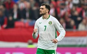 Troy Parrott celebra un gol con Irlanda en un partido ante Hungría clasificatorio para el Mundial 2026.