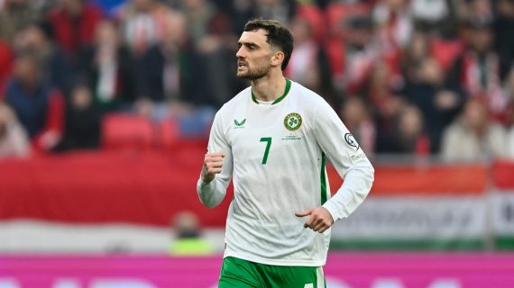 Troy Parrott celebra un gol con Irlanda en un partido ante Hungría clasificatorio para el Mundial 2026.