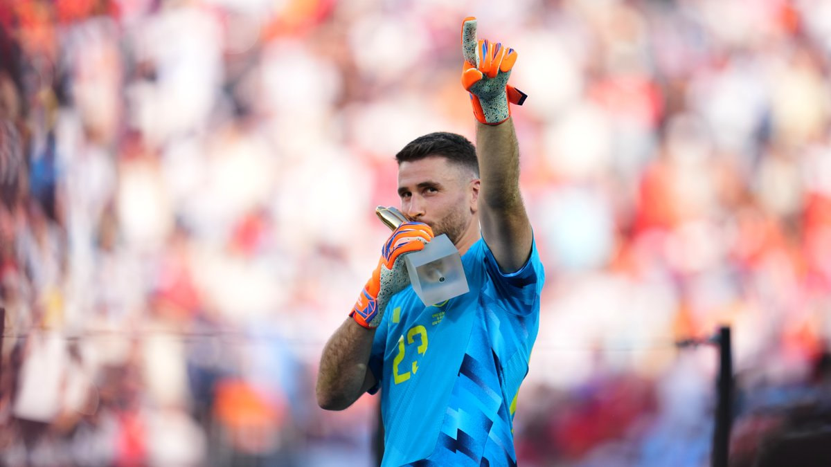 Unai Simón celebra con el Guante de Oro al mejor portero del torneo tras la final del Mundial 2026 entre España y Argentina.