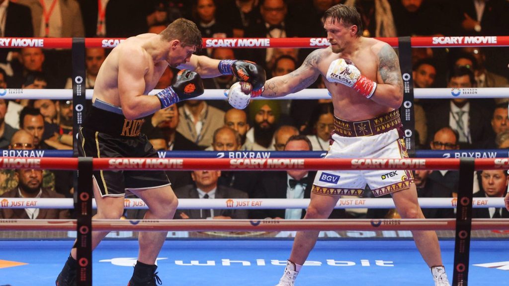 Oleksandr Usyk golpea a Rico Verhoeven durante su combate por el título mundial del peso pesado ante las pirámides de Guiza