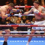 Oleksandr Usyk golpea a Rico Verhoeven durante su combate por el título mundial del peso pesado ante las pirámides de Guiza