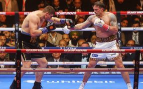 Oleksandr Usyk golpea a Rico Verhoeven durante su combate por el título mundial del peso pesado ante las pirámides de Guiza