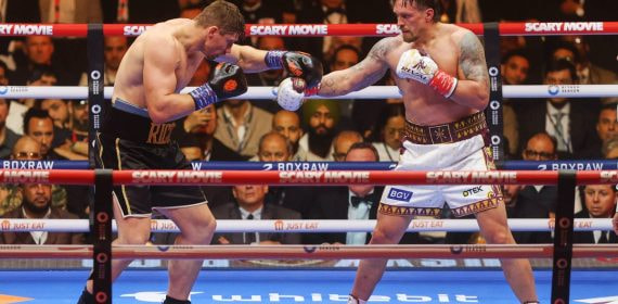 Oleksandr Usyk golpea a Rico Verhoeven durante su combate por el título mundial del peso pesado ante las pirámides de Guiza
