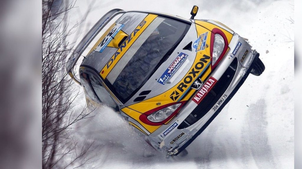 Un coche del Mundial de Rally en acción durante una etapa de tierra