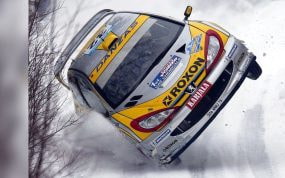 Un coche del Mundial de Rally en acción durante una etapa de tierra