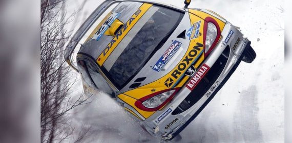 Un coche del Mundial de Rally en acción durante una etapa de tierra