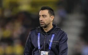 Xavi Hernández dirigiendo un partido durante su etapa en el Al-Sadd de la liga de Catar.