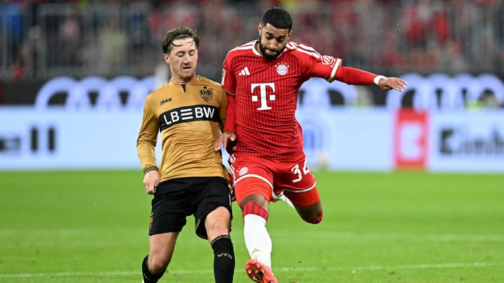 Ismael Saibari disputa un balón ante Angelo Stiller (Stuttgart) en su partido de debut con el Bayern en la Bundesliga.