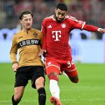 Ismael Saibari disputa un balón ante Angelo Stiller (Stuttgart) en su partido de debut con el Bayern en la Bundesliga.