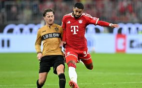 Ismael Saibari disputa un balón ante Angelo Stiller (Stuttgart) en su partido de debut con el Bayern en la Bundesliga.