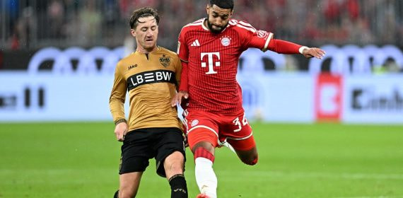 Ismael Saibari disputa un balón ante Angelo Stiller (Stuttgart) en su partido de debut con el Bayern en la Bundesliga.