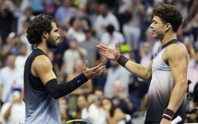 Carlos Alcaraz y Ben Shelton se saludan sobre la red al terminar su partido de cuartos de final del US Open