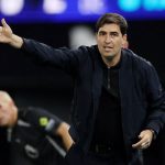 Andoni Iraola da indicaciones en la banda durante el Ipswich Town - Liverpool de Premier League.