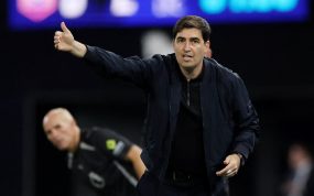 Andoni Iraola da indicaciones en la banda durante el Ipswich Town - Liverpool de Premier League.