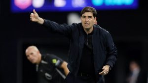 Iraola tiene un dilema: su Liverpool es muy de izquierdas
