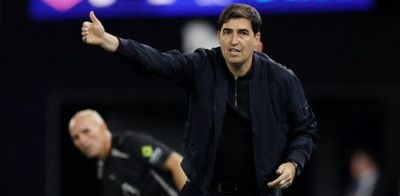 Andoni Iraola da indicaciones en la banda durante el Ipswich Town - Liverpool de Premier League.