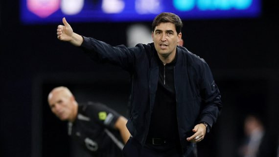 Andoni Iraola da indicaciones en la banda durante el Ipswich Town - Liverpool de Premier League.