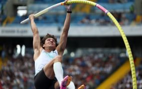 Armand Duplantis se impulsa con la pértiga flexionada durante el mitin de la Diamond League de Chorzów