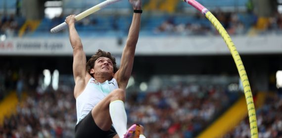 Armand Duplantis se impulsa con la pértiga flexionada durante el mitin de la Diamond League de Chorzów
