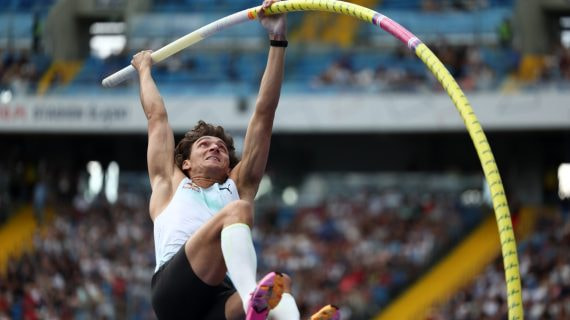 Armand Duplantis se impulsa con la pértiga flexionada durante el mitin de la Diamond League de Chorzów