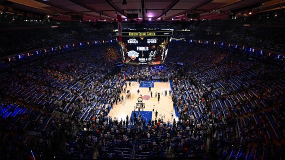 La NBA abre con LeBron en el Madison la noche en que los Knicks cuelgan su primer banner desde 1973