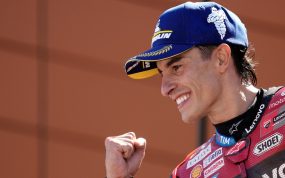 Marc Márquez aprieta el puño en el podio de Alcañiz con el mono del Ducati Lenovo tras ganar el Gran Premio de Aragón