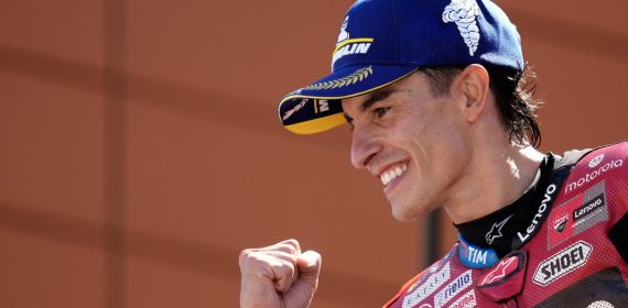 Marc Márquez aprieta el puño en el podio de Alcañiz con el mono del Ducati Lenovo tras ganar el Gran Premio de Aragón