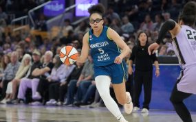 Olivia Miles conduce el balón en ataque con la camiseta de las Minnesota Lynx ante la defensa de las Valkyries