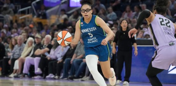 Olivia Miles conduce el balón en ataque con la camiseta de las Minnesota Lynx ante la defensa de las Valkyries