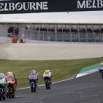 Adrián Fernández, con el 31, y Álvaro Carpe, con el 83, encabezan un grupo de Moto3 en Phillip Island, bajo el pórtico de Melbourne