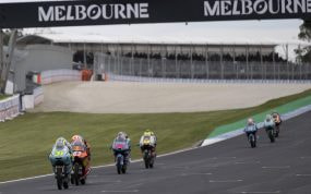 Adrián Fernández, con el 31, y Álvaro Carpe, con el 83, encabezan un grupo de Moto3 en Phillip Island, bajo el pórtico de Melbourne