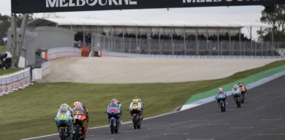 Adrián Fernández, con el 31, y Álvaro Carpe, con el 83, encabezan un grupo de Moto3 en Phillip Island, bajo el pórtico de Melbourne