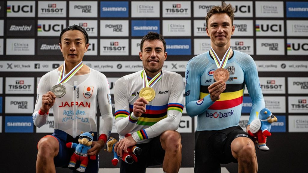 Albert Torres, con el maillot arcoíris y la medalla de oro, en el podio entre Kazushige Kuboki y Lindsay De Vylder