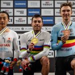 Albert Torres, con el maillot arcoíris y la medalla de oro, en el podio entre Kazushige Kuboki y Lindsay De Vylder