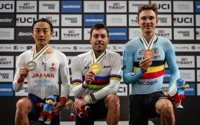 Albert Torres, con el maillot arcoíris y la medalla de oro, en el podio entre Kazushige Kuboki y Lindsay De Vylder