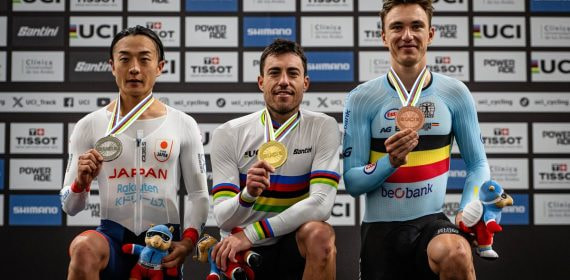 Albert Torres, con el maillot arcoíris y la medalla de oro, en el podio entre Kazushige Kuboki y Lindsay De Vylder