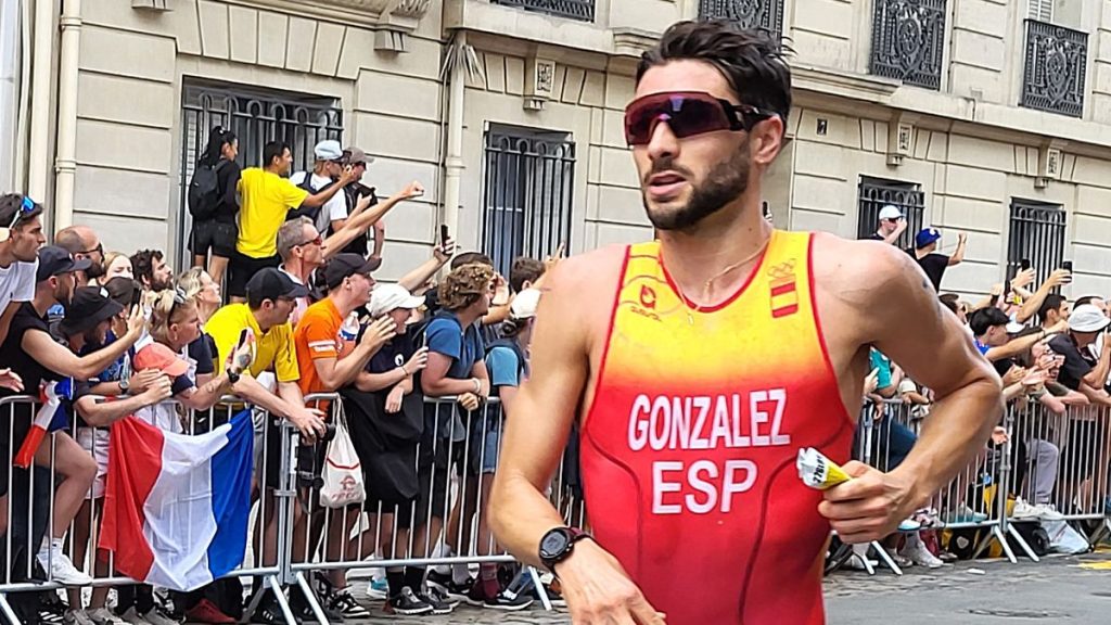 Alberto González corre con gafas de sol y el mono rojo de España ante el público que llena las vallas de una calle de París